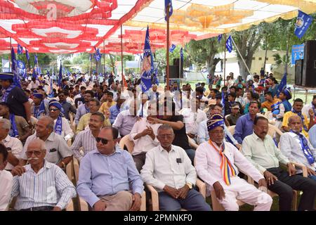 Beawar, Rajasthan, India, 14 aprile 2023: I membri della comunità Dalit prendono parte a un evento in occasione del compleanno di Babasaheb Bhimrao Ambedkar a Beawar. Ambedkar Jayanti è celebrato il 14 aprile per celebrare l'anniversario di nascita del Dr. Bhimrao Ambedkar, che è anche ricordato come il 'Padre della Costituzione Indiana'. Ambedkar era un giurista, economista, politico e riformatore sociale indiano che ha ispirato il movimento buddista dalit. Credit: Sumit Saraswat/Alamy Live News Foto Stock