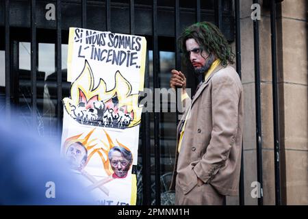 Parigi, Francia. 13th Apr, 2023. Un uomo vestito come Joker visto in posa durante gli scontri tra i manifestanti e la polizia. Nuova ondata di proteste il 12th° giorno dello sciopero generale sulla nuova riforma pensionistica del governo Macron, prima di una decisiva decisione della Corte sulla legislazione del Consiglio costituzionale. Credit: SOPA Images Limited/Alamy Live News Foto Stock