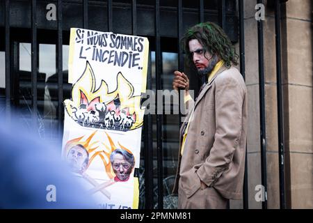 Parigi, Francia. 13th Apr, 2023. Un uomo vestito come Joker visto in posa durante gli scontri tra i manifestanti e la polizia. Nuova ondata di proteste il 12th° giorno dello sciopero generale sulla nuova riforma pensionistica del governo Macron, prima di una decisiva decisione della Corte sulla legislazione del Consiglio costituzionale. (Foto di Telmo Pinto/SOPA Images/Sipa USA) Credit: Sipa USA/Alamy Live News Foto Stock