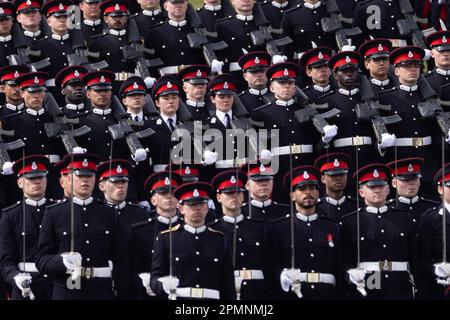 I Cadetti ufficiali in parata durante la parata del Sovrano del 200th presso la Royal Military Academy Sandhurst (RMA) di Camberley. Data immagine: Venerdì 14 aprile 2023. Foto Stock