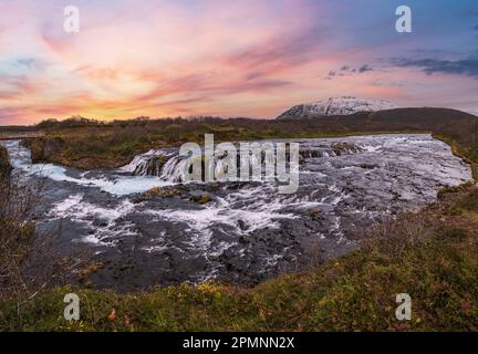 Pittoresca cascata Bruarfoss vista autunno. Stagione che cambia nelle Highlands meridionali dell'Islanda. Foto Stock
