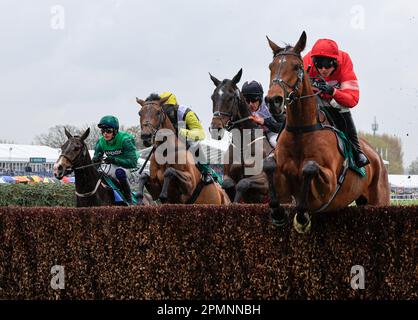 Liverpool, Regno Unito. 14th Apr, 2023. I cavalli saltano la recinzione finale nel servizio di noleggio aereo Mildmay Novices' Chase durante il Randox Grand National Festival 2023 Ladies Day all'ippodromo di Aintree, Liverpool, Regno Unito, 14th aprile 2023 (Photo by Conor Molloy/News Images) a Liverpool, Regno Unito il 4/14/2023. (Foto di Conor Molloy/News Images/Sipa USA) Credit: Sipa USA/Alamy Live News Foto Stock