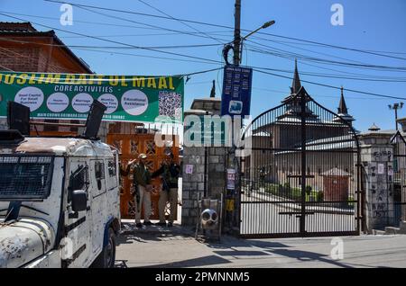 Srinagar, India. 14th Apr, 2023. Le forze governative sono allertate fuori dalla chiusa Grande Moschea storica (Jamia Masjid) durante l'ultimo Venerdì del Ramadan a Srinagar. Le autorità nella valle del Kashmir proibivano l'ultimo venerdì delle preghiere congregazionali del Ramadan presso la Grande Moschea (Jamia Masjid) a Srinagar. La decisione di non tenere le preghiere congregazionali è stata trasmessa al corpo dirigente della grande moschea il venerdì mattina. Credit: SOPA Images Limited/Alamy Live News Foto Stock