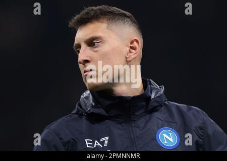 Milano, Italia. 12th Apr, 2023. Pierluigi Gollini della SSC Napoli guarda al caldo precedente alla partita della UEFA Champions League a Giuseppe Meazza, Milano. Il credito per le immagini dovrebbe essere: Jonathan Moskrop/Sportimage Credit: Sportimage/Alamy Live News Foto Stock