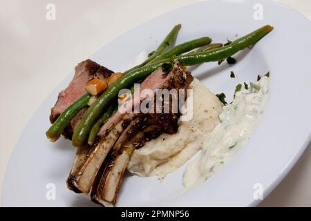 Cena gourmet di agnello con asparagi e patate Foto Stock