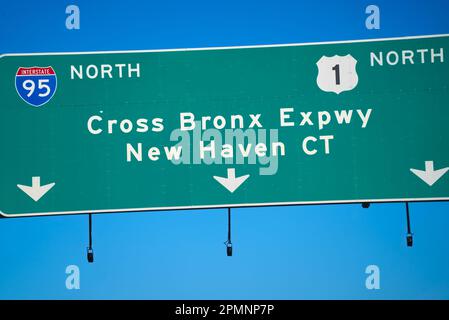 I-95 direzione nord, Route 1 direzione nord, attraversa Bronx Expressway fino a New Haven Connecticut. Precedentemente chiamata la strada più congestionata negli Stati Uniti. Foto Stock