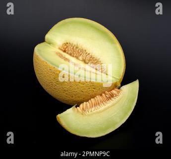 Galiamelone, wegen der Struktur auf ihrer gelben Schale auch als Netzmelone bekannt, Hat ein weisses bis gruenes Fruchtfleisch. Galia melone, anche sapere Foto Stock