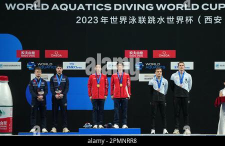 XI'an, Provincia cinese di Shaanxi. 14th Apr, 2023. Al primo posto la cinese Long Daoyi/Wang Zongyuan (C), al secondo posto la britannica Anthony Harding/Jack Laugher (L) e al terzo posto la tedesca Lars Rudiger/Moritz Wesemann posa durante la cerimonia di premiazione della finale sincronizzata di Springboard del 3m degli uomini alla finale Diving World Cup di Xi'an, provincia Shaanxi del nord-ovest della Cina, il 14 aprile 2023. Credit: Li Yibo/Xinhua/Alamy Live News Foto Stock