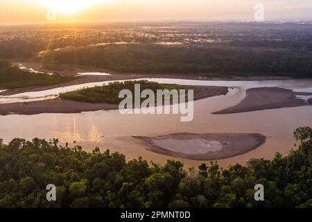 Vista aerea dei fiumi e del paesaggio boschivo della riserva di Tambopata nel bacino amazzonico del Perù sud-orientale al crepuscolo Foto Stock