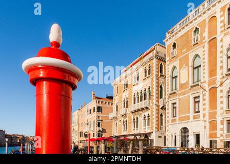 Primo piano di un palo del canale e di edifici storici lungo il Canal grande sullo sfondo; Veneto, Venezia, Italia Foto Stock