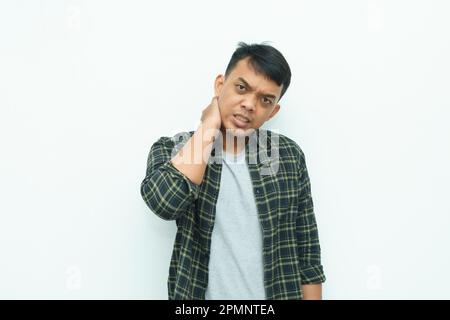 Giovane asiatico che tiene il collo mentre si affina nel dolore Foto Stock