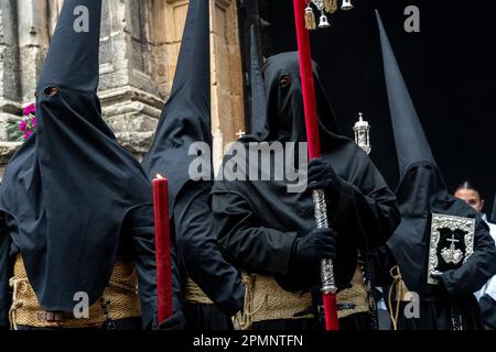 Penitenti che indossano cappe appuntite nere processo da St. Maria maggiore durante una settimana Santa o Semana Santa il Venerdì Santo, 6 aprile 2023 a Ronda, Spagna. Ronda, insediata per la prima volta nel 6th° secolo a.C., ha tenuto le processioni della settimana Santa per oltre 500 anni. Credit: Richard Ellis/Richard Ellis/Alamy Live News Foto Stock