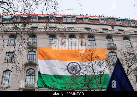 Il personale diplomatico dell'alta Commissione indiana ha fatto un'ondata di tricolore sul tetto mentre gli attivisti sottostanti protestano contro gli arresti dei Sikh nel Punjab. Foto Stock