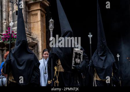 Penitenti che indossano cappe appuntite nere processo da St. Maria maggiore durante una settimana Santa o Semana Santa il Venerdì Santo, 6 aprile 2023 a Ronda, Spagna. Ronda, insediata per la prima volta nel 6th° secolo a.C., ha tenuto le processioni della settimana Santa per oltre 500 anni. Credit: Richard Ellis/Richard Ellis/Alamy Live News Foto Stock