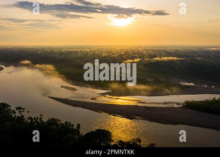 Vista aerea della nebbia sul fiume e sulla foresta al crepuscolo nel distretto di Inambari della provincia di Tambopata; Inambari, Tambopata, madre de Dios, Perù Foto Stock