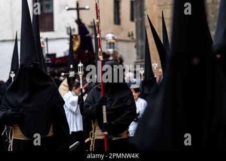 Penitenti che indossano cappe appuntite nere processo da St. Maria maggiore durante una settimana Santa o Semana Santa il Venerdì Santo, 6 aprile 2023 a Ronda, Spagna. Ronda, insediata per la prima volta nel 6th° secolo a.C., ha tenuto le processioni della settimana Santa per oltre 500 anni. Credit: Richard Ellis/Richard Ellis/Alamy Live News Foto Stock