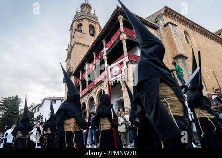 I penitenti che indossano cappe appuntite nere procedono oltre il St. La Chiesa maggiore di Maria come astanti guarda durante una settimana Santa o la processione di Semana Santa il Venerdì Santo, 6 aprile 2023 a Ronda, Spagna. Ronda, insediata per la prima volta nel 6th° secolo a.C., ha tenuto le processioni della settimana Santa per oltre 500 anni. Credit: Richard Ellis/Richard Ellis/Alamy Live News Foto Stock