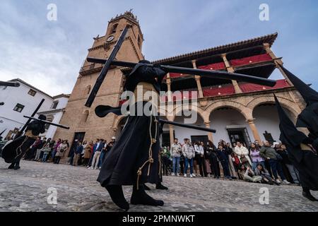 I penitenti che indossano cappe appuntite nere procedono oltre il St. La Chiesa maggiore di Maria come astanti guarda durante una settimana Santa o la processione di Semana Santa il Venerdì Santo, 6 aprile 2023 a Ronda, Spagna. Ronda, insediata per la prima volta nel 6th° secolo a.C., ha tenuto le processioni della settimana Santa per oltre 500 anni. Credit: Richard Ellis/Richard Ellis/Alamy Live News Foto Stock