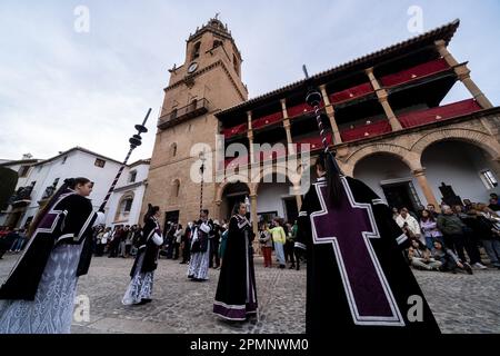 I portatori di candela processo dal St. La Chiesa maggiore di Maria come astanti guarda durante una settimana Santa o la processione di Semana Santa il Venerdì Santo, 6 aprile 2023 a Ronda, Spagna. Ronda, insediata per la prima volta nel 6th° secolo a.C., ha tenuto le processioni della settimana Santa per oltre 500 anni. Credit: Richard Ellis/Richard Ellis/Alamy Live News Foto Stock