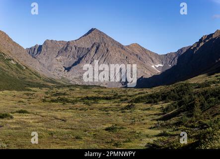 Vista panoramica della catena montuosa e della valle di Chugach nel Chugach State Park, lungo il Williwaw Lakes Trail in autunno Foto Stock