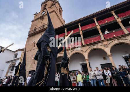 I penitenti che indossano cappe appuntite nere procedono oltre il St. La Chiesa maggiore di Maria come astanti guarda durante una settimana Santa o la processione di Semana Santa il Venerdì Santo, 6 aprile 2023 a Ronda, Spagna. Ronda, insediata per la prima volta nel 6th° secolo a.C., ha tenuto le processioni della settimana Santa per oltre 500 anni. Credit: Richard Ellis/Richard Ellis/Alamy Live News Foto Stock