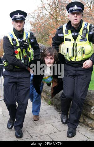 Foto del file datata 09/11/22 della polizia che deteneva il protester Patrick Thelwell dopo che sembrava lanciare uova al re Carlo III e alla regina Consort come sono arrivati per una cerimonia al Micklegate Bar a York. Patrick Thelwell è stato giudicato colpevole di comportamento minaccioso dopo l'incidente. Foto Stock