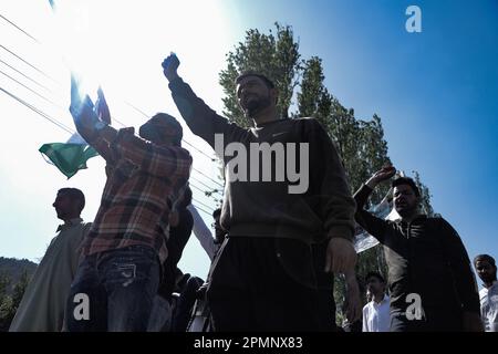 14 aprile 2023, Srinagar, Jammu e Kashmir, India: I musulmani di Kashmiri cantano slogan che tengono i manifesti di Imam Khomeini durante un rally che segna il giorno di al-Quds (Gerusalemme), una giornata commemorativa che si tiene ogni anno l'ultimo venerdì del mese del digiuno musulmano del Ramadan da un'iniziativa avviata dal leader rivoluzionario suocero iraniano Ayatollah Ruhollah Khomeini, a Srinagar. (Credit Image: © Adel Abbas/ZUMA Press Wire) SOLO PER USO EDITORIALE! Non per USO commerciale! Foto Stock