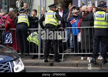 Foto del file datata 09/11/22 della polizia che deteneva il protester Patrick Thelwell dopo che sembrava lanciare uova al re Carlo III e alla regina Consort come sono arrivati per una cerimonia al Micklegate Bar a York. Patrick Thelwell è stato giudicato colpevole di comportamento minaccioso dopo l'incidente. Foto Stock