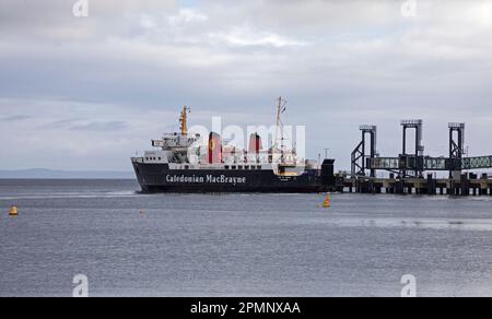 Isola di Arran, Caledonian MacBrayne veicolo e traghetto passeggeri in arrivo a Brodick, Scozia, Regno Unito. Foto Stock