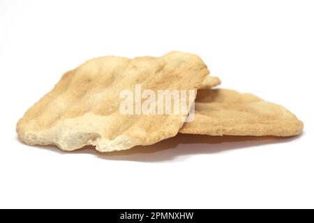 Due biscotti allo zucchero appena sfornati su un piatto bianco incontaminato, pronti per essere gustati Foto Stock