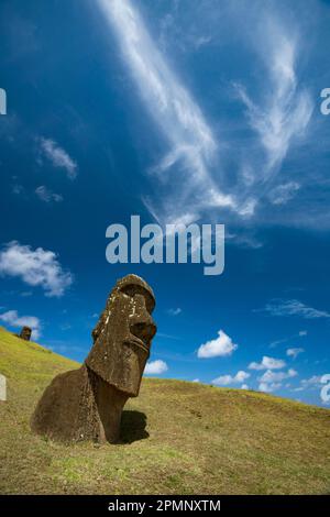 Uno dei Moai sull'Isola di Pasqua nel sito di Tongariki, Cile; Isola di Pasqua, Isla de Pascua, Cile Foto Stock