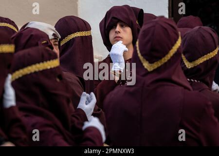 Le Hermandades con la fraternità Gitanos si preparano a partecipare alla processione del Venerdì Santo nella settimana Santa o Semana Santa, 6 aprile 2023 a Ronda, Spagna. Ronda, insediata per la prima volta nel 6th° secolo a.C., ha tenuto le processioni della settimana Santa per oltre 500 anni. Credit: Richard Ellis/Richard Ellis/Alamy Live News Foto Stock