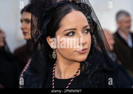 Una donna spagnola che indossa una copertura in pizzo di mantilla nera si prepara a partecipare alla processione del Venerdì Santo alla settimana Santa o a Semana Santa, 6 aprile 2023 a Ronda, Spagna. Ronda, insediata per la prima volta nel 6th° secolo a.C., ha tenuto le processioni della settimana Santa per oltre 500 anni. Credit: Richard Ellis/Richard Ellis/Alamy Live News Foto Stock