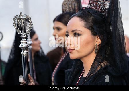 Le donne spagnole che indossano la testa di merletto nera della mantilla si preparano a partecipare ad una processione del Venerdì Santo alla settimana Santa o a Semana Santa, 6 aprile 2023 a Ronda, Spagna. Ronda, insediata per la prima volta nel 6th° secolo a.C., ha tenuto le processioni della settimana Santa per oltre 500 anni. Credit: Richard Ellis/Richard Ellis/Alamy Live News Foto Stock