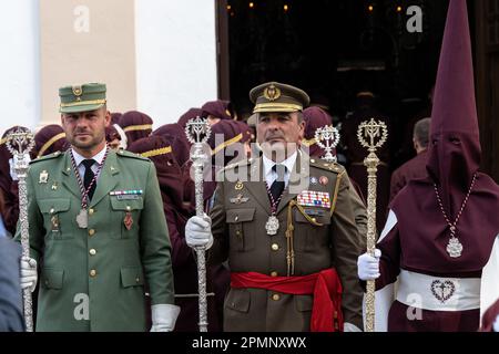 I generali militari stanno con i penitenti incappucciati con la fratellanza di Gitanos durante una processione di Venerdì Santo alla settimana Santa o a Semana Santa, 6 aprile 2023 a Ronda, Spagna. Ronda, insediata per la prima volta nel 6th° secolo a.C., ha tenuto le processioni della settimana Santa per oltre 500 anni. Credit: Richard Ellis/Richard Ellis/Alamy Live News Foto Stock