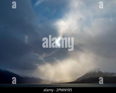 Basse nuvole e nebbia su Spitsbergen; Spitsbergen, Svalbard, Norvegia Foto Stock