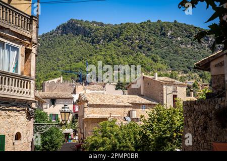 Valdemossa, Maiorca - Città Vecchia con collina sullo sfondo Foto Stock