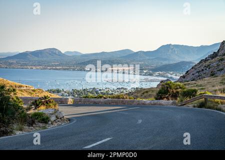 Strada per Port de Pollenca dalla penisola di Formentor a Mallorca, Spagna Foto Stock