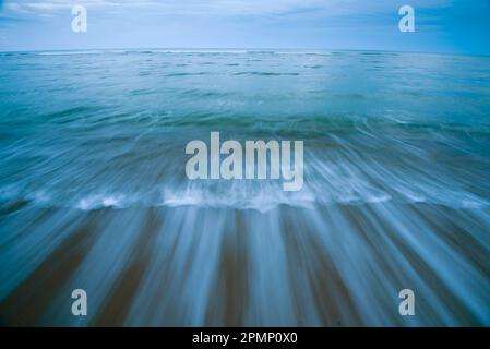 Surf fluendo su una spiaggia all'alba, Marconi Beach a Welfleet, Massachusetts, Stati Uniti; Massachusetts, Stati Uniti d'America Foto Stock