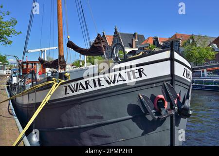 Barca Dutch Barge / canale merci ormeggiato fino al canale lungo il canale Smidtje, centro di Haarlem Paesi Bassi Foto Stock