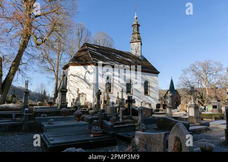 Europa, Lussemburgo, Diekirch, Esch-sur-Sure, Cappella Ste-Croix con cimitero in una mattinata Frosty Inverno Foto Stock