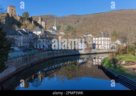 Europa, Lussemburgo, Diekirch, Esch-sur-Sure, fiume Sauer guardando verso gli edifici storici del centro città Foto Stock