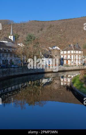Europa, Lussemburgo, Diekirch, Esch-sur-Sure, fiume Sauer guardando verso gli edifici storici del centro città Foto Stock