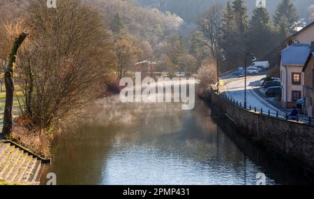 Europa, Lussemburgo, Diekirch, Esch-sur-Sure, viste sul fiume Sauer in una mattinata invernale mistosa Foto Stock