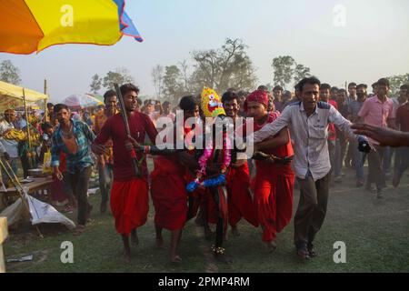 Dhaka, Dhaka, Bangladesh. 14th Apr, 2023. Un devoto vestito e che si esibisce come Dea Shema Kali nel Charak Festival. La comunità rurale indù di Sreemangal festeggia Charak Puja e dà il benvenuto al nuovo anno Bengalese (Credit Image: © Abu Sufian Jewel/ZUMA Press Wire) SOLO PER USO EDITORIALE! Non per USO commerciale! Foto Stock