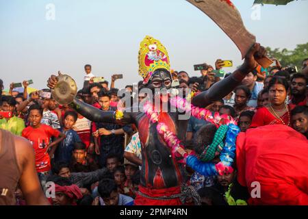 Dhaka, Dhaka, Bangladesh. 14th Apr, 2023. Un devoto vestito e che si esibisce come Dea Shema Kali nel Charak Festival. La comunità rurale indù di Sreemangal festeggia Charak Puja e dà il benvenuto al nuovo anno Bengalese (Credit Image: © Abu Sufian Jewel/ZUMA Press Wire) SOLO PER USO EDITORIALE! Non per USO commerciale! Foto Stock