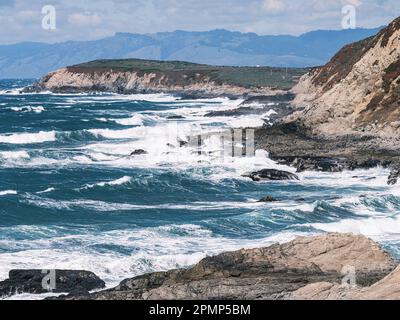 Onde ondulate che si infrangono verso la costa frastagliata di Bodega Bay, California Foto Stock