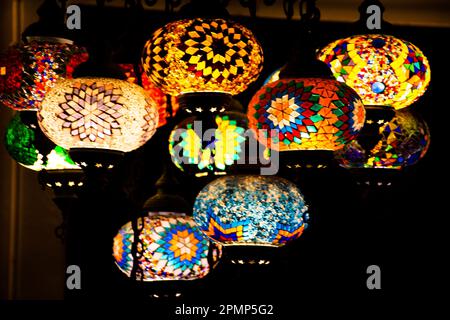 Decorazioni e arredi interni in moderno stile tacchino locale con lampada di illuminazione di design turco nella caffetteria ristorante per clienti thailandesi Foto Stock