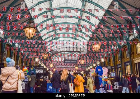 Londra, Inghilterra, Regno Unito. 14th Apr, 2023. Migliaia di Union Jacks decorano il mercato di Covent Garden mentre i preparativi per l'incoronazione di Re Carlo III, che si svolge il 6th maggio, proseguono intorno a Londra. (Credit Image: © Vuk Valcic/ZUMA Press Wire) SOLO PER USO EDITORIALE! Non per USO commerciale! Foto Stock