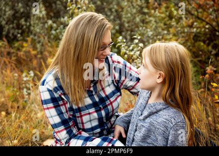 Ritratto all'aperto di una madre che parla con sua figlia; Edmonton, Alberta, Canada Foto Stock